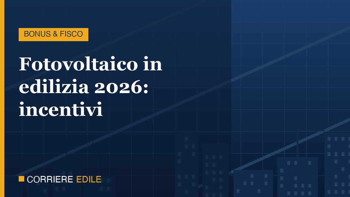Installazione di pannelli fotovoltaici sul tetto di un edificio residenziale in ristrutturazione