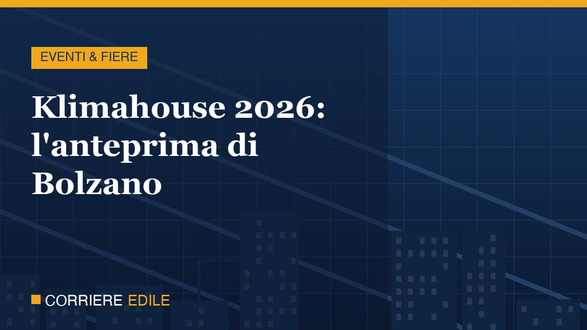 Padiglione della fiera Klimahouse a Bolzano con visitatori tra gli stand di edilizia sostenibile