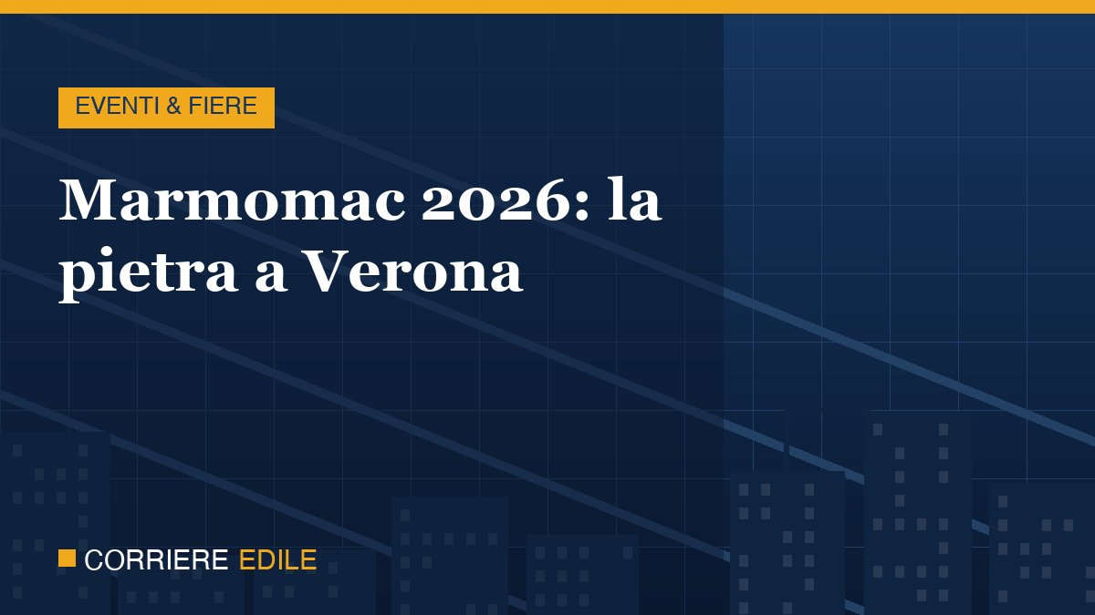 Padiglione di Marmomac a Verona con grandi lastre di marmo esposte e visitatori tra gli stand della pietra naturale