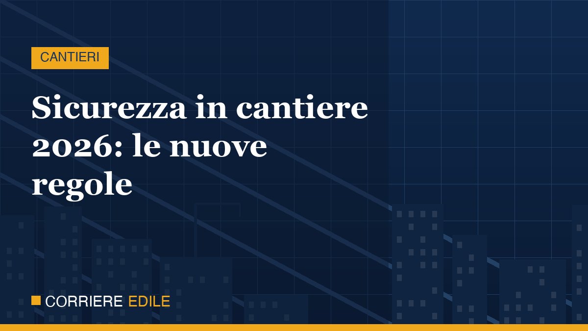 Operai edili con dispositivi di protezione individuale su un ponteggio in cantiere